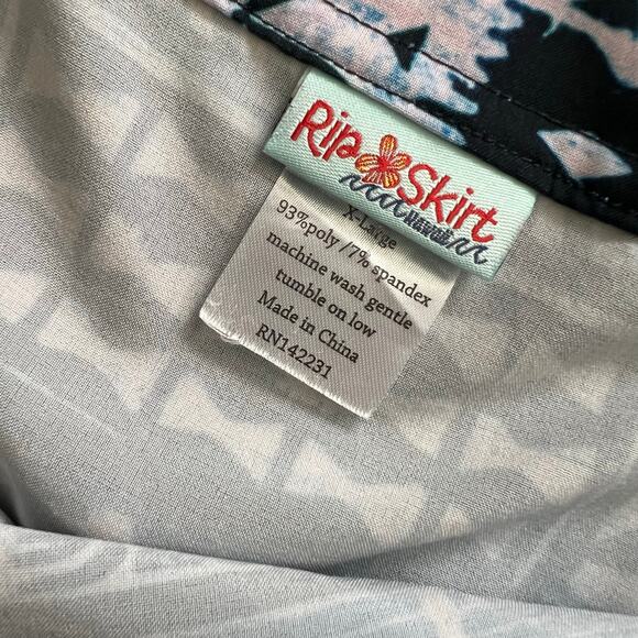 RipSkirt Hawaii Length 2 Medium Blue Geo Printed Tiles 19.5” Adjustable Wrap - Picture 3 of 5